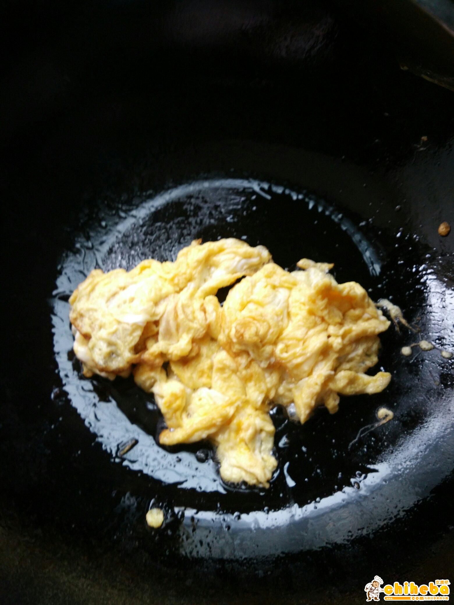 下饭菜 大蒜炒鸡蛋的做法 步骤2